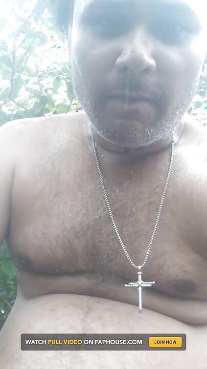 Naken trippig sex i en öppen skog ...