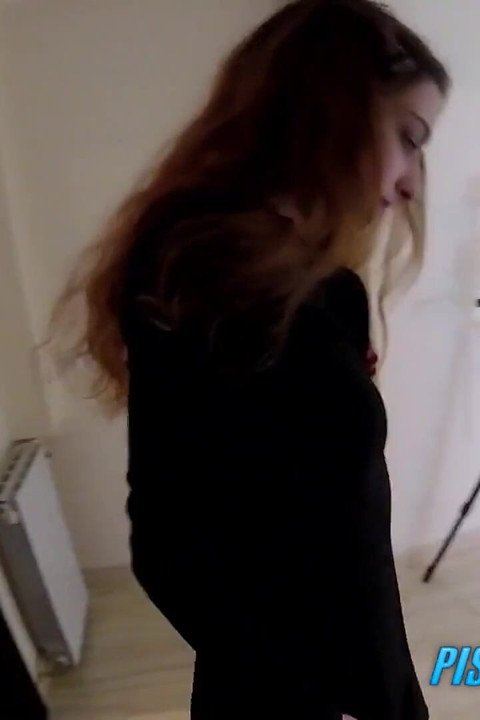 Chica sexy juega con el clítoris y hace pis en chorro