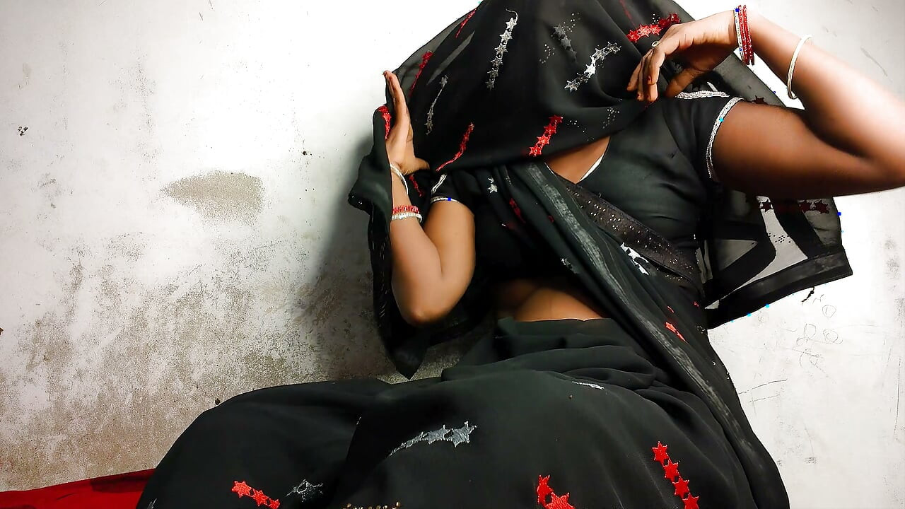 India sola tocándose el coño con leggings transparentes pensando en mi marido
