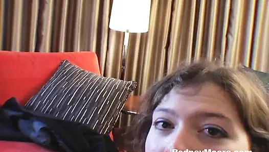 Klasik iri güzel kadın çikolata yiyor ve sakso çekiyor