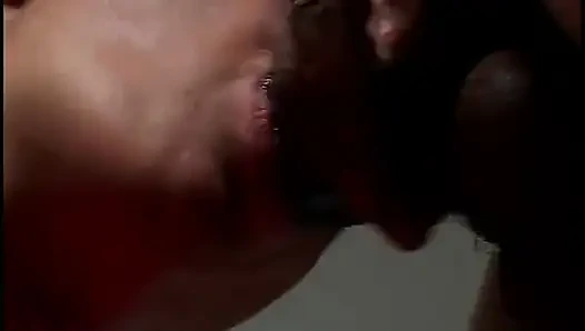 Siyah adam sikini beyaz güzelin amına sokuyor