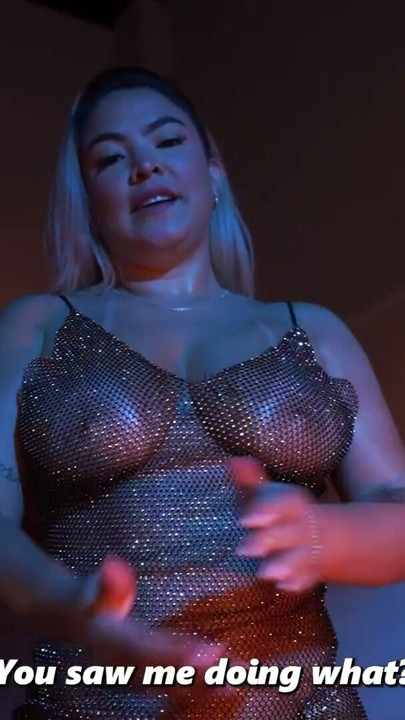 Milf cu sâni mari ajunge să călărească pula masivă de 24 de centimetri a fiului vitreg rece ca gheața! | Clip 1