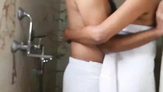 德西印度性感夫妇喜欢在浴室里做爱