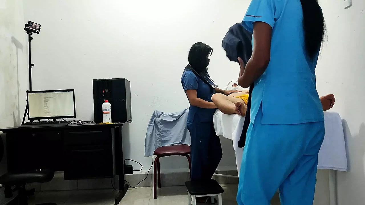它发生在诊所！！一名女医生和护士勾引一名病人。他们在担架上操他