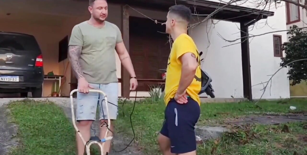 Dala sam ga prijatelju dok je moj muž kosio travnjak i pričao sa mnom na prozoru