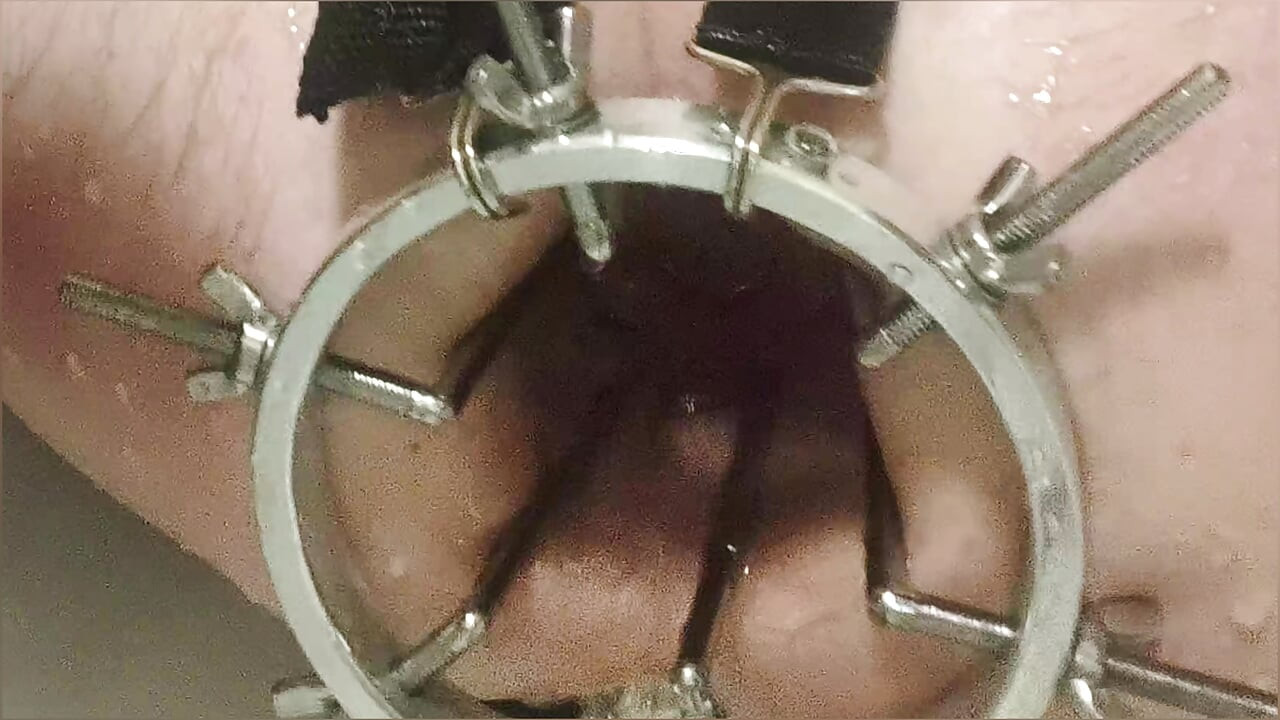 Lavman, anal duş. Anal aynadan yakın çekim görünümü. Suyla anal seks. Analı suyla dolduruyor