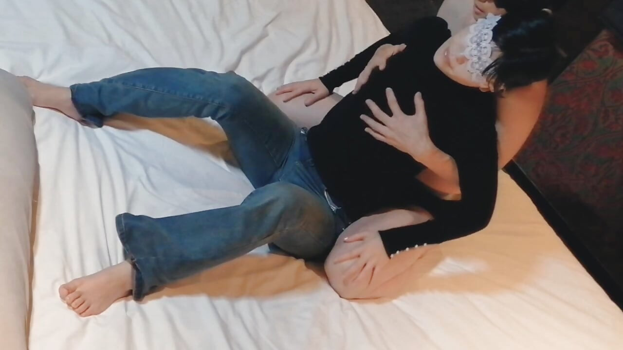 Sie streichelt eine üppige verheiratete Frau in roter Unterwäsche und bringt sie mit Fingern zum Höhepunkt. Selbstgemachte Amateurfotografie Kawasaki JK