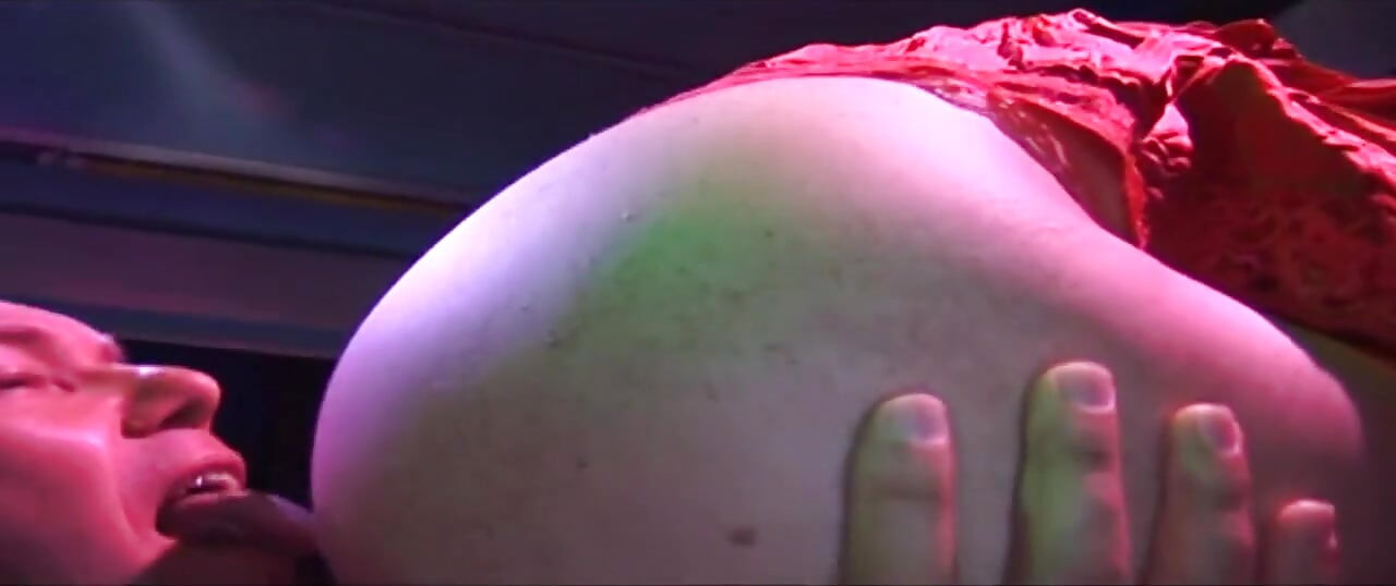 Une bombasse mature se fait baiser par plusieurs bites palpitantes dans une orgie sauvage