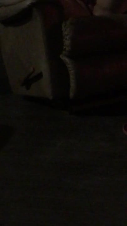 Žena isprobava novi vibrator
