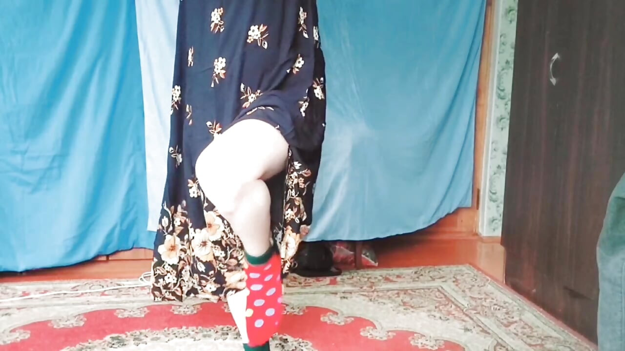 Αθλητική επίθεση: Μια ομάδα μυωδών ανδρών σφυροκοπά ένα ανήμπορο αγόρι