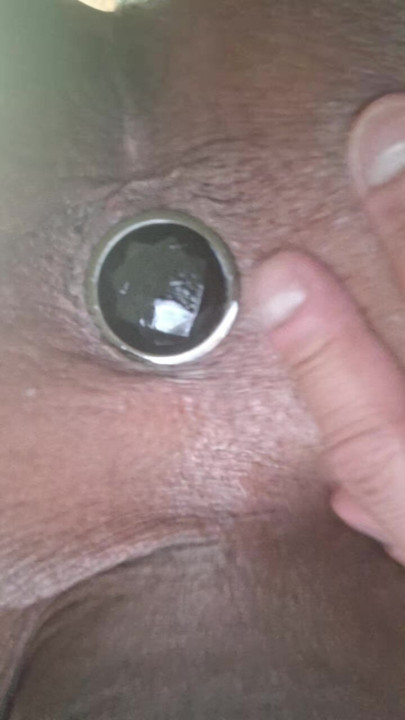 Gordinha brincando com um plug anal no chuveiro