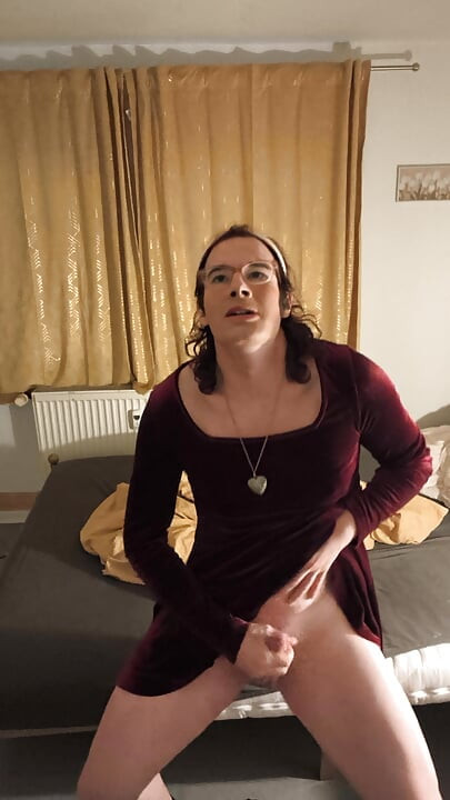 Masturbacja i wytryski w seksownej sukience