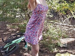 Estranho filmou uma garota sexy em um lindo vestido curto se masturbando na floresta