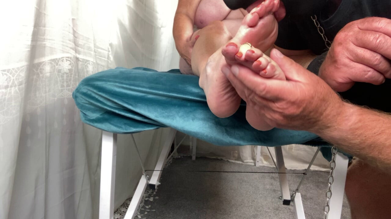 Mrs Mature Feet allowing her foot boy to suck her toes