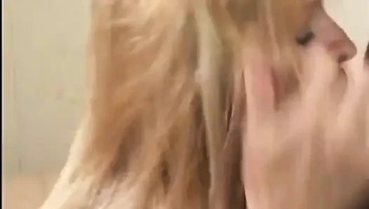 Wilde blonde milf mit erstaunlichem rack schlürft und lutscht mutanten schwanz