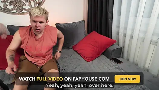 Мачеха Сидит На Лице Пасынок На Диване Для Уроков Лизания Киски