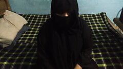 Makcik Burka Muslim Saudi mengongkek dwara India ladki - desi