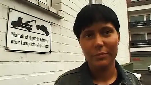 Brünette brünette schlampe masturbiert, bevor sie einen wunderbaren blowjob gibt