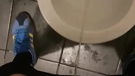 1-) Türk Kıllı Yarak Çiş Videosu