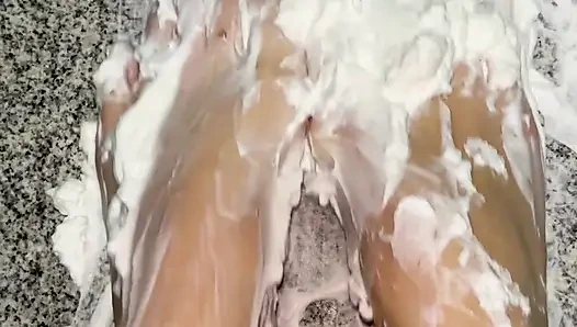 Взбитые сливки на мои обнаженные ступни