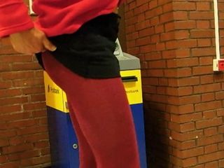 公共の黒のミニスカート、赤いパンスト