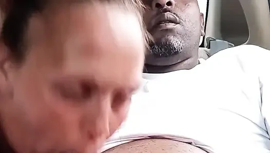 Sokak fahişesi arabada oral seks yapıyor. Ağıza boşalma