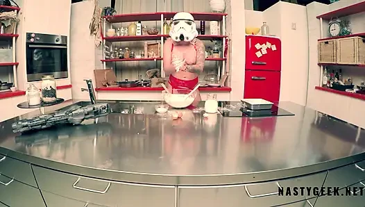 Stormtropper jarushka amcığını büyük dildoyla sikiyor ve fışkırtıyor