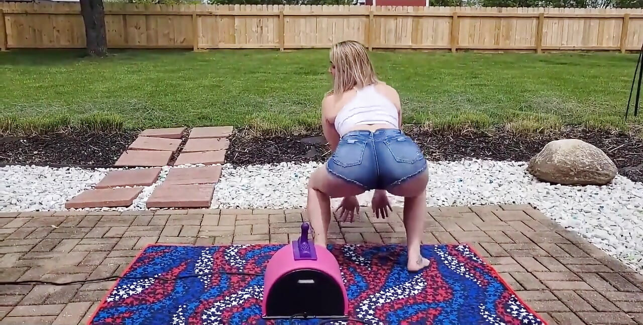 Prawie złapana blondynka teściowa jeździ Sybian na zewnątrz na swoim podwórku