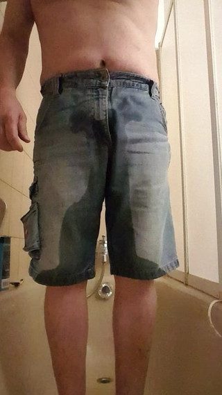 Pisse dans un jean et une culotte