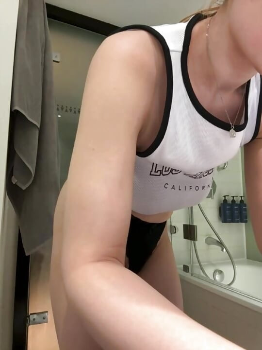 Hard fingering pussy in the bathroom hotel with jucielussie