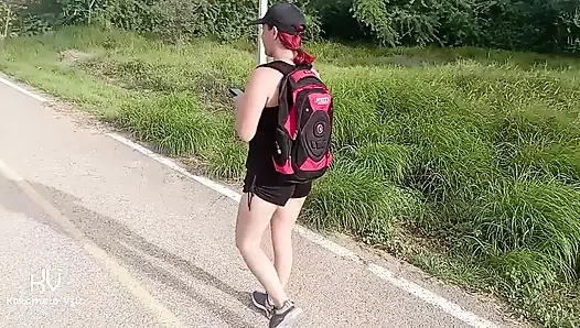 Извращенец показывает мне свой пенис на публике, и я не смог устоять, пробуя его в заброшенном здании