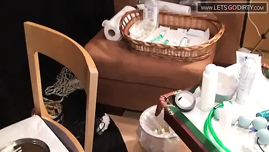 Amına şırınga enjekte edilirken orta yaşlı seksi kadın yatakta yatıyor