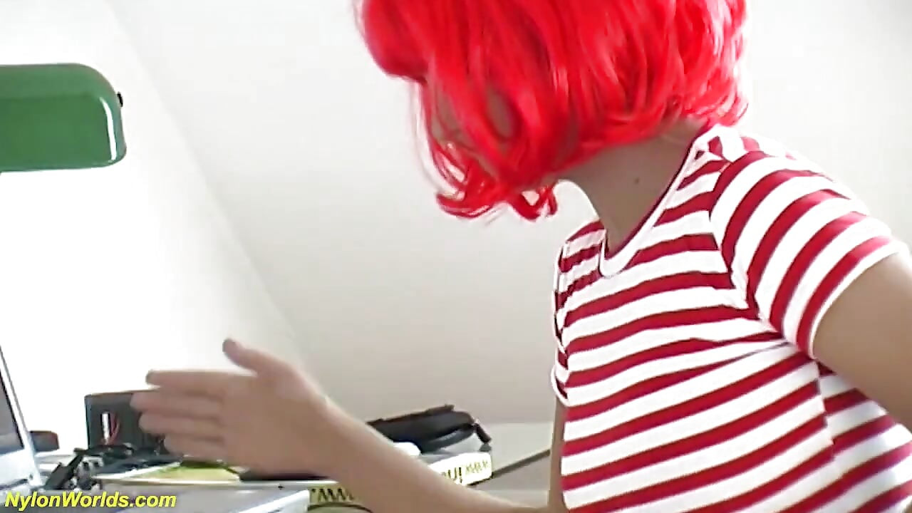 Păpușa mea țâțoasă din nailon la serviciu