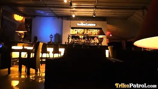 Dua tukang klub pinay pulang dengan orang asing