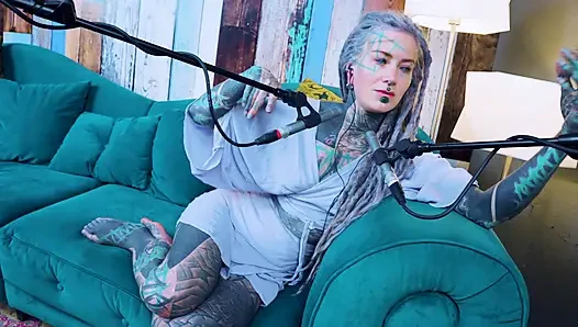 Ich spreche über U - unbequem - ASMR podcast SFW spricht goth dünnes mädchen dreadlocks tattoo-modell inked mädchen