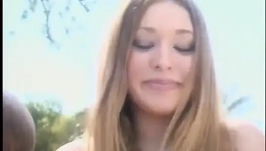 Azgın esmer hatun arka bahçede büyük beyaz yarağa biniyor