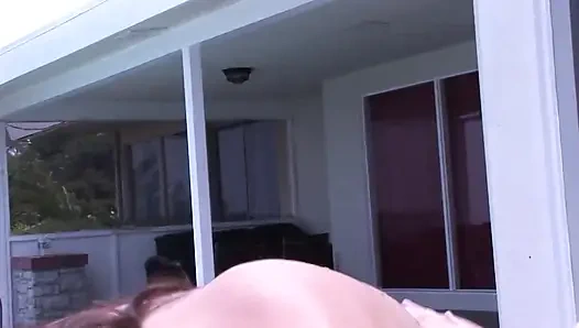 Büyük memeli kız açık havada sulu bir yarak emiyor