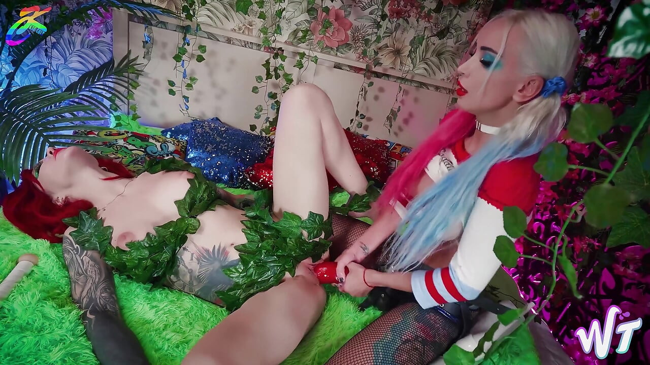 Harley Quinn Poison Ivy tarafından sert sikiliyor