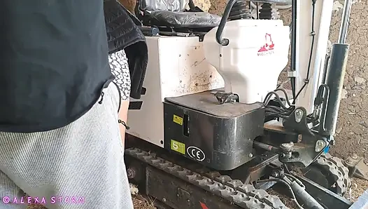 Super heiße farminspektor-milf gerader arsch gefickt, um eine vertragsstrafe zu vermeiden