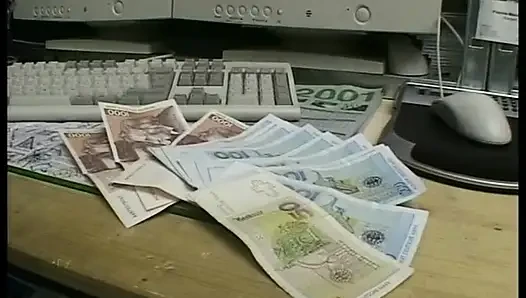 Кудрявой блондинке трахают пальцами ее волосатую киску
