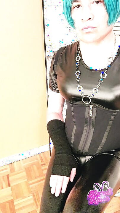 Sissy Dziwka Kandi bawi się sobą i swoim papierosem PMV