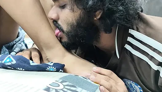 Desi çiftler tarafından ayak yalama romantizmi ile amcık öpücüğü