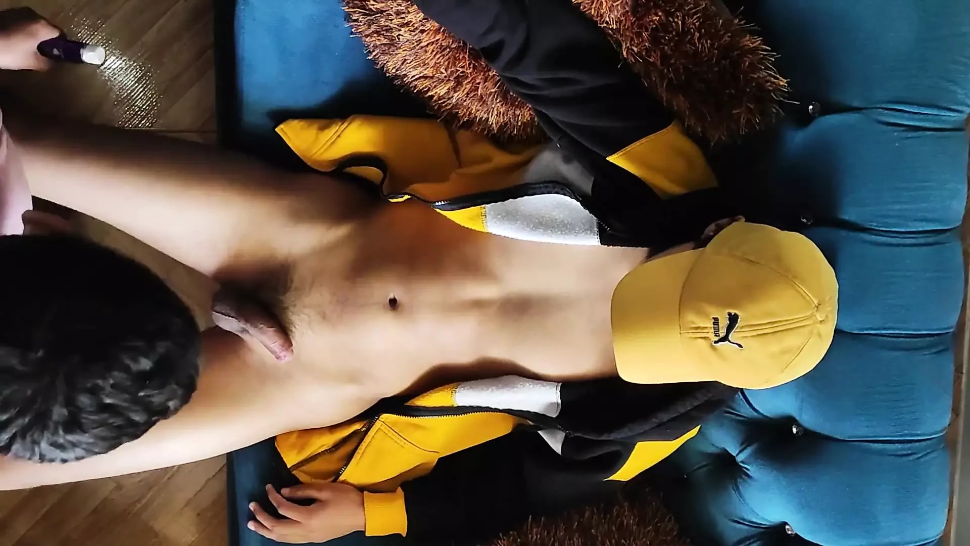 好奇心旺盛な青年は、私の部屋に連れて行かれて、彼からすべてのミルクを絞り出します