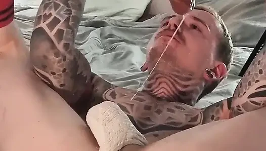 Büyük bir dildoyla kendini sikiyor