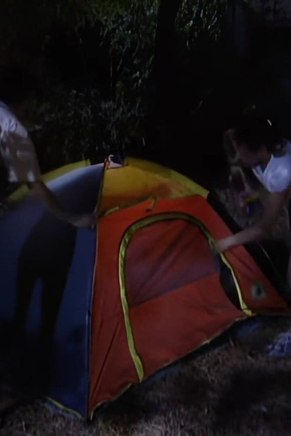 玛杰拉·谢泼德：一位苗条美丽的年轻女神, 夜晚被成熟男子操纵