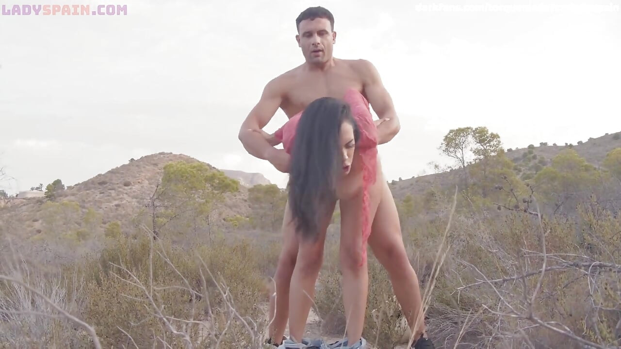 Fut această brunetă excitată cu țâțe mari și un cur mare în aer liber