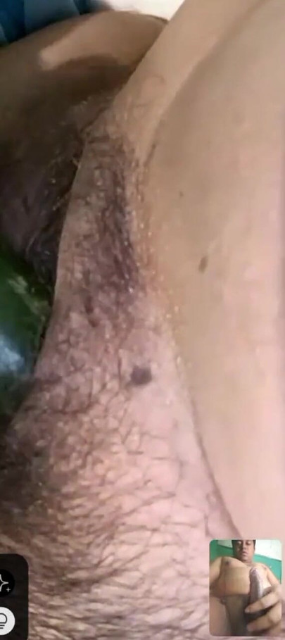 Detik tidak dapat dilupakan dari "Satu lagi panggilan video panas daripada adik tiri berbulu saya meletakkan timun ke dalam pepeknya"