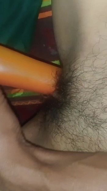 देसी गांव की लड़की छेद के अंदर चीजों को आजमाती है | क्लिप 1