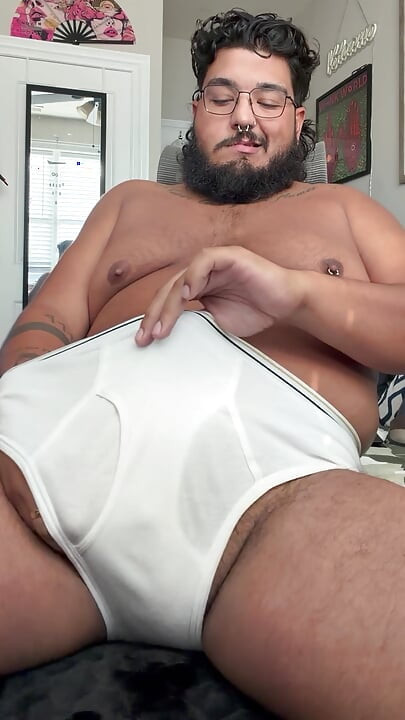 BUBBA KOMMT IN SEINEN ENGEN WHITIES AUS