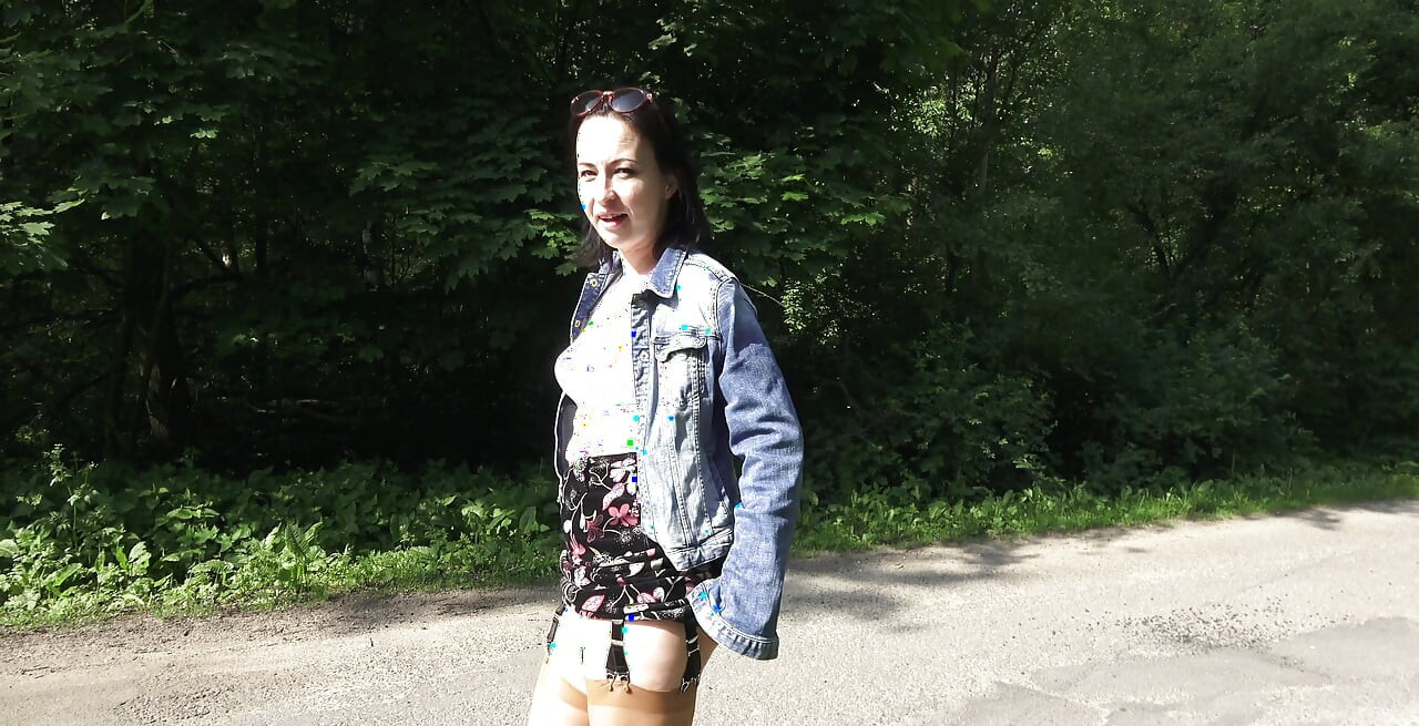 อาบน้ําสีทองและน้ําหีแตกบนถนนในเช้าวันเสาร์ ถุงน่องไนลอนและเข็มขัดสายรัดเป็นเสมอบังคับ